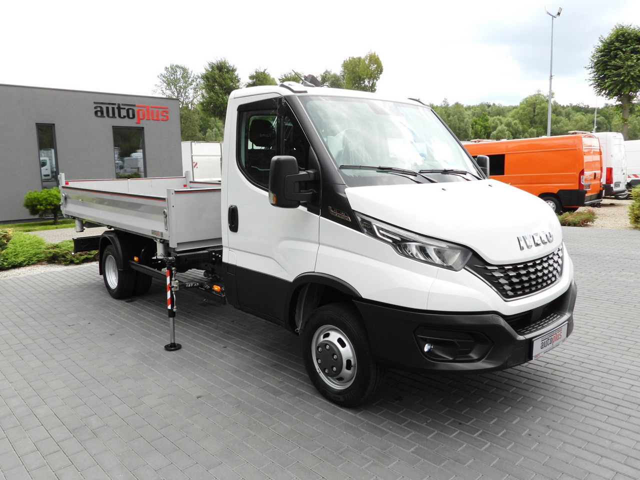 IVECO DAILY 35C18 THREE-WAY TIPPER 3 HDS SEATS CRUISE CONTROL LED LIGHTS AUTOMATIC TRANSMISSION HI-MATIC TWIN WHEELS AIR CONDITIONING 180HP - Mažas savivartis: foto 4 IVECO DAILY 35C18 THREE-WAY TIPPER 3 HDS SEATS CRUISE CONTROL LED LIGHTS AUTOMATIC TRANSMISSION HI-MATIC TWIN WHEELS AIR CONDITIONING 180HP - Mažas savivartis: foto 4