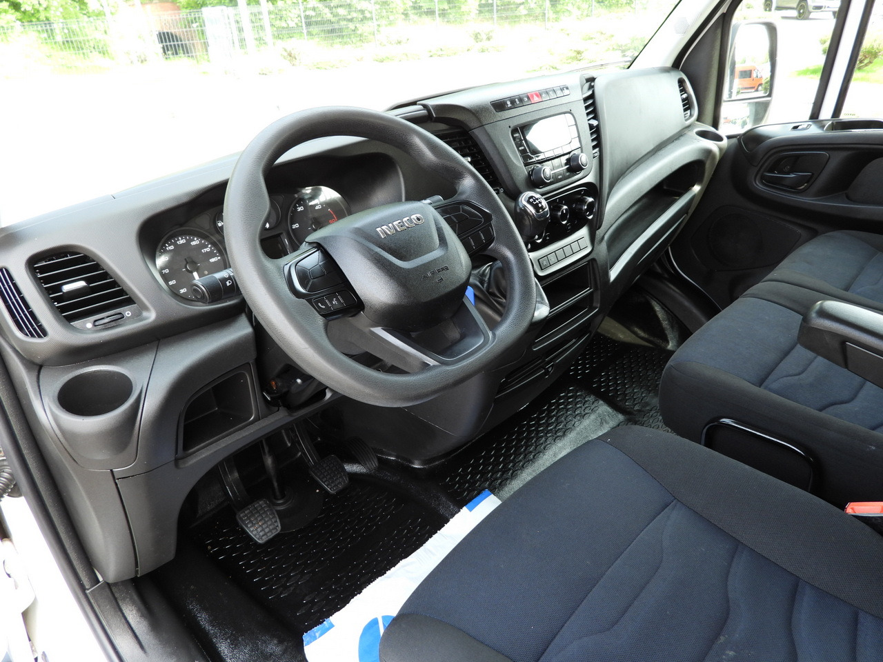 IVECO DAILY 35S12 STAKE BODY DOUBLE CABIN DOKA 7 SEATS AIR CONDITIONING 120HP - Bortinis automobilis: foto 2 IVECO DAILY 35S12 STAKE BODY DOUBLE CABIN DOKA 7 SEATS AIR CONDITIONING 120HP - Bortinis automobilis: foto 2