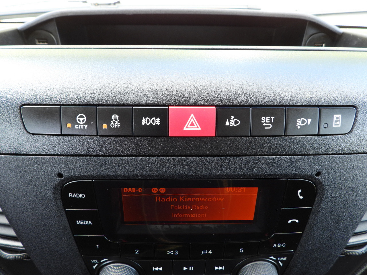 IVECO DAILY 35S14 STAKE BODY DOUBLE CABIN DOKA 7 SEATS CRUISE CONTROL AIR CONDITIONING 135HP lizingą IVECO DAILY 35S14 STAKE BODY DOUBLE CABIN DOKA 7 SEATS CRUISE CONTROL AIR CONDITIONING 135HP: foto 32 IVECO DAILY 35S14 STAKE BODY DOUBLE CABIN DOKA 7 SEATS CRUISE CONTROL AIR CONDITIONING 135HP lizingą IVECO DAILY 35S14 STAKE BODY DOUBLE CABIN DOKA 7 SEATS CRUISE CONTROL AIR CONDITIONING 135HP: foto 32