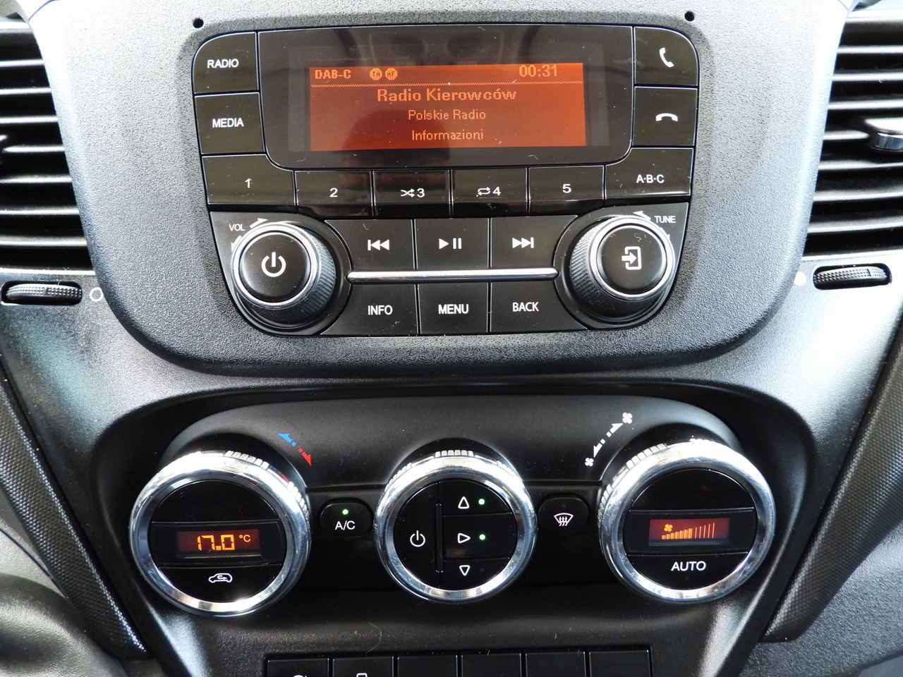 IVECO DAILY 35S14 STAKE BODY DOUBLE CABIN DOKA 7 SEATS CRUISE CONTROL AIR CONDITIONING 135HP lizingą IVECO DAILY 35S14 STAKE BODY DOUBLE CABIN DOKA 7 SEATS CRUISE CONTROL AIR CONDITIONING 135HP: foto 34 IVECO DAILY 35S14 STAKE BODY DOUBLE CABIN DOKA 7 SEATS CRUISE CONTROL AIR CONDITIONING 135HP lizingą IVECO DAILY 35S14 STAKE BODY DOUBLE CABIN DOKA 7 SEATS CRUISE CONTROL AIR CONDITIONING 135HP: foto 34