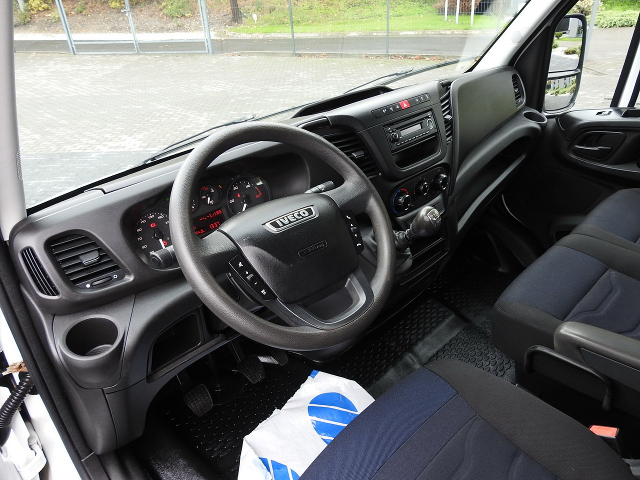IVECO DAILY 35S15 STAKE BODY DOUBLE CABIN DOKA 7 SEATS AIR CONDITIONING 150HP - Bortinis automobilis: foto 2 IVECO DAILY 35S15 STAKE BODY DOUBLE CABIN DOKA 7 SEATS AIR CONDITIONING 150HP - Bortinis automobilis: foto 2
