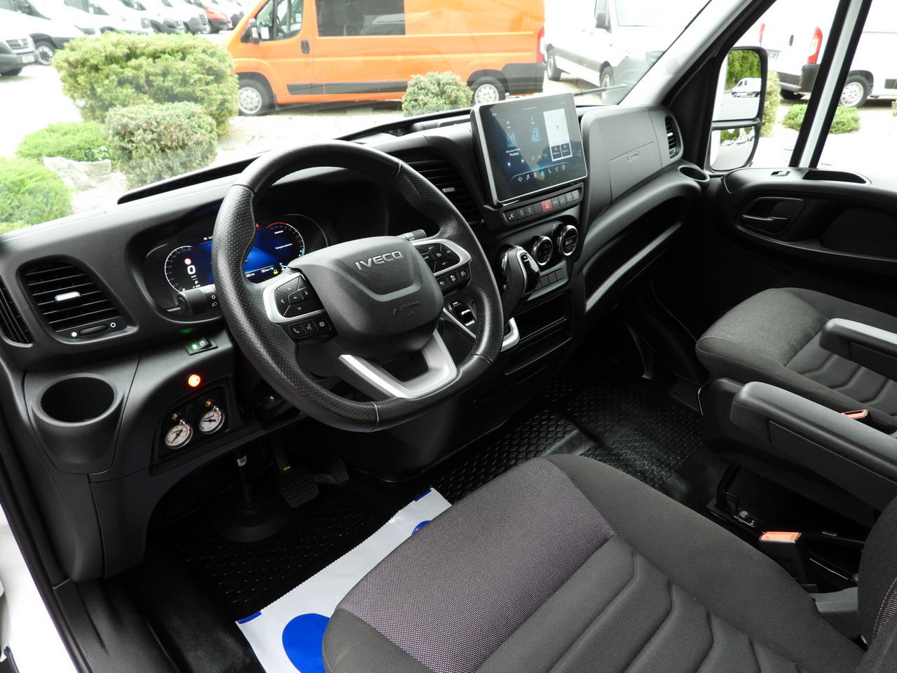IVECO DAILY 35S18 BOX HI-MATIC LIFT 8 PALLETS CRUISE CONTROL NAVIGATION LED LIGHTS PNEUMATICS AUTOMATIC TRANSMISSION HI-MATIC AIR CONDITIONING 180HP - Furgonas su krovinių dėže: foto 2 IVECO DAILY 35S18 BOX HI-MATIC LIFT 8 PALLETS CRUISE CONTROL NAVIGATION LED LIGHTS PNEUMATICS AUTOMATIC TRANSMISSION HI-MATIC AIR CONDITIONING 180HP - Furgonas su krovinių dėže: foto 2