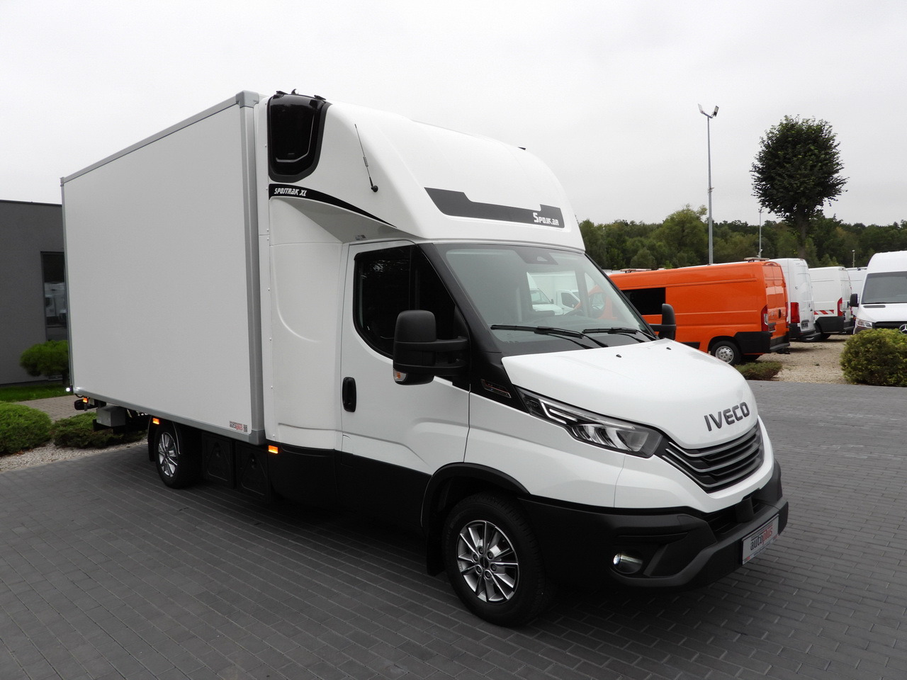 IVECO DAILY 35S18 BOX HI-MATIC LIFT 8 PALLETS CRUISE CONTROL NAVIGATION LED LIGHTS PNEUMATICS AUTOMATIC TRANSMISSION HI-MATIC AIR CONDITIONING 180HP - Furgonas su krovinių dėže: foto 4 IVECO DAILY 35S18 BOX HI-MATIC LIFT 8 PALLETS CRUISE CONTROL NAVIGATION LED LIGHTS PNEUMATICS AUTOMATIC TRANSMISSION HI-MATIC AIR CONDITIONING 180HP - Furgonas su krovinių dėže: foto 4