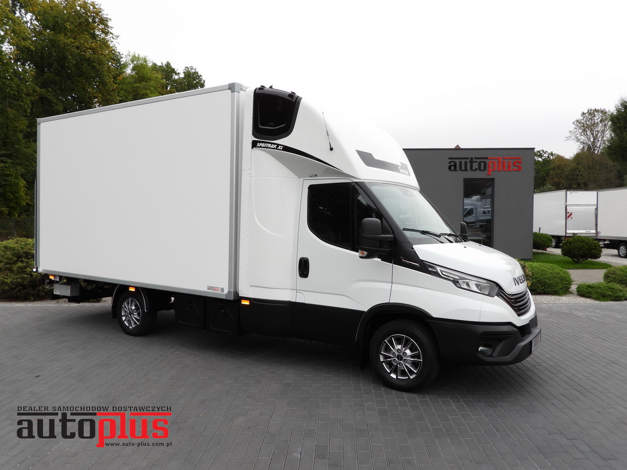IVECO DAILY 35S18 BOX HI-MATIC LIFT 8 PALLETS CRUISE CONTROL NAVIGATION LED LIGHTS PNEUMATICS AUTOMATIC TRANSMISSION HI-MATIC AIR CONDITIONING 180HP - Furgonas su krovinių dėže: foto 1 IVECO DAILY 35S18 BOX HI-MATIC LIFT 8 PALLETS CRUISE CONTROL NAVIGATION LED LIGHTS PNEUMATICS AUTOMATIC TRANSMISSION HI-MATIC AIR CONDITIONING 180HP - Furgonas su krovinių dėže: foto 1