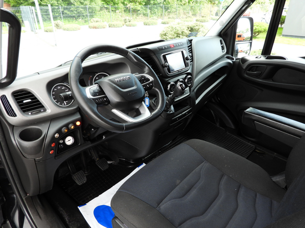 IVECO DAILY 35S18 BOX LIFT 8 PALLETS WEBASTO CRUISE CONTROL NAVIGATION LED LIGHTS PNEUMATICS AIR CONDITIONING 180HP - Furgonas su krovinių dėže: foto 2 IVECO DAILY 35S18 BOX LIFT 8 PALLETS WEBASTO CRUISE CONTROL NAVIGATION LED LIGHTS PNEUMATICS AIR CONDITIONING 180HP - Furgonas su krovinių dėže: foto 2