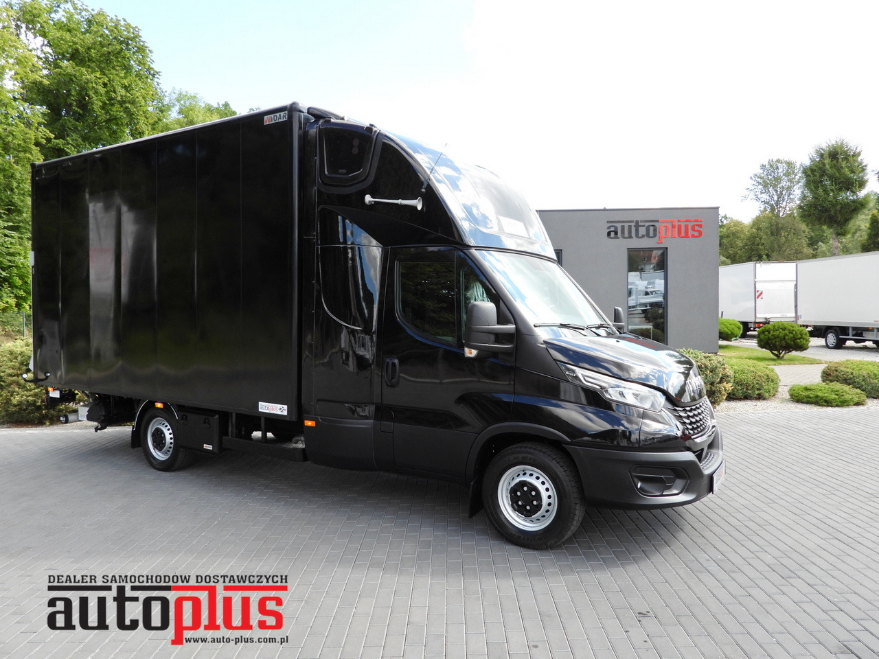 IVECO DAILY 35S18 BOX LIFT 8 PALLETS WEBASTO CRUISE CONTROL NAVIGATION LED LIGHTS PNEUMATICS AIR CONDITIONING 180HP - Furgonas su krovinių dėže: foto 1 IVECO DAILY 35S18 BOX LIFT 8 PALLETS WEBASTO CRUISE CONTROL NAVIGATION LED LIGHTS PNEUMATICS AIR CONDITIONING 180HP - Furgonas su krovinių dėže: foto 1