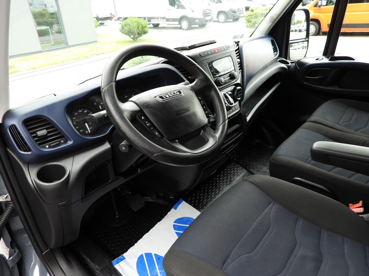 IVECO DAILY 35S18 TARPAULIN 10 PALLETS WEBASTO CRUISE CONTROL PNEUMATICS AUTOMATIC TRANSMISSION HI-MATIC AIR CONDITIONING 180HP - Tentinis mikroautobusas: foto 2 IVECO DAILY 35S18 TARPAULIN 10 PALLETS WEBASTO CRUISE CONTROL PNEUMATICS AUTOMATIC TRANSMISSION HI-MATIC AIR CONDITIONING 180HP - Tentinis mikroautobusas: foto 2