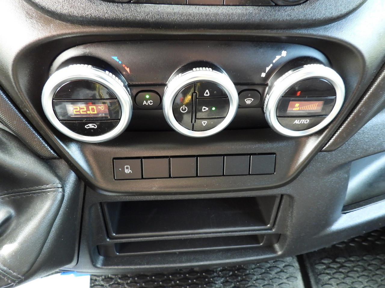 Tentinis mikroautobusas IVECO DAILY 35S18 TARPAULIN LIFT 8 PALLETS WEBASTO CRUISE CONTROL AIR CONDITIONING  180HP: foto 43 Tentinis mikroautobusas IVECO DAILY 35S18 TARPAULIN LIFT 8 PALLETS WEBASTO CRUISE CONTROL AIR CONDITIONING  180HP: foto 43