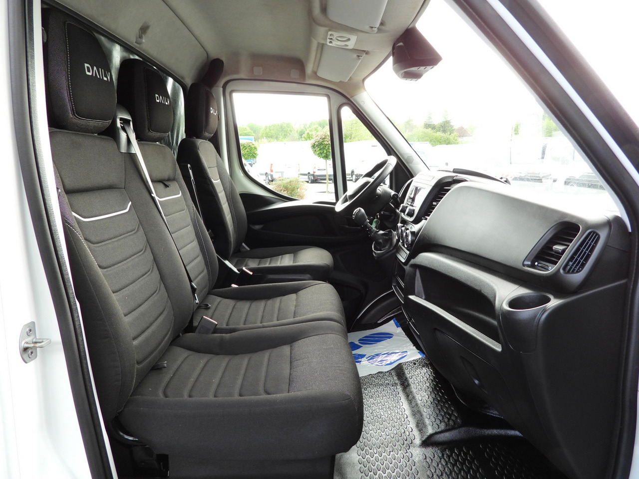 Tentinis mikroautobusas IVECO DAILY 35S18 TARPAULIN LIFT 8 PALLETS WEBASTO CRUISE CONTROL AIR CONDITIONING  180HP: foto 44 Tentinis mikroautobusas IVECO DAILY 35S18 TARPAULIN LIFT 8 PALLETS WEBASTO CRUISE CONTROL AIR CONDITIONING  180HP: foto 44