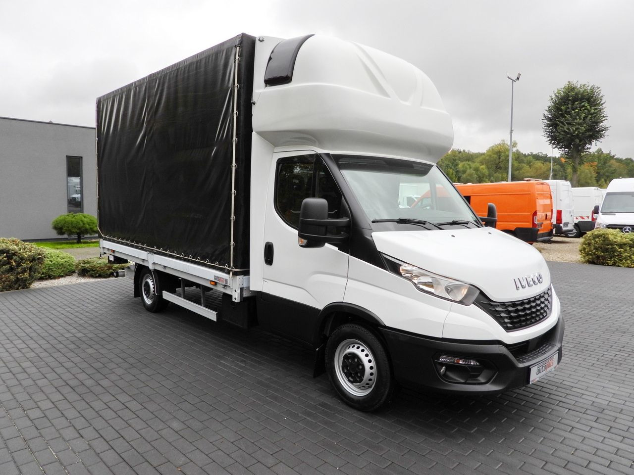 IVECO DAILY 35S18 TARPAULIN LIFT 8 PALLETS WEBASTO CRUISE CONTROL AIR CONDITIONING 180HP - Tentinis mikroautobusas: foto 4 IVECO DAILY 35S18 TARPAULIN LIFT 8 PALLETS WEBASTO CRUISE CONTROL AIR CONDITIONING 180HP - Tentinis mikroautobusas: foto 4