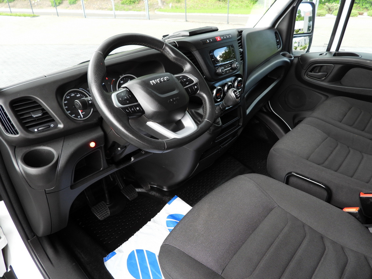 IVECO DAILY 35S18 TARPAULIN LIFT 8 PALLETS WEBASTO CRUISE CONTROL AIR CONDITIONING 180HP - Tentinis mikroautobusas: foto 2 IVECO DAILY 35S18 TARPAULIN LIFT 8 PALLETS WEBASTO CRUISE CONTROL AIR CONDITIONING 180HP - Tentinis mikroautobusas: foto 2