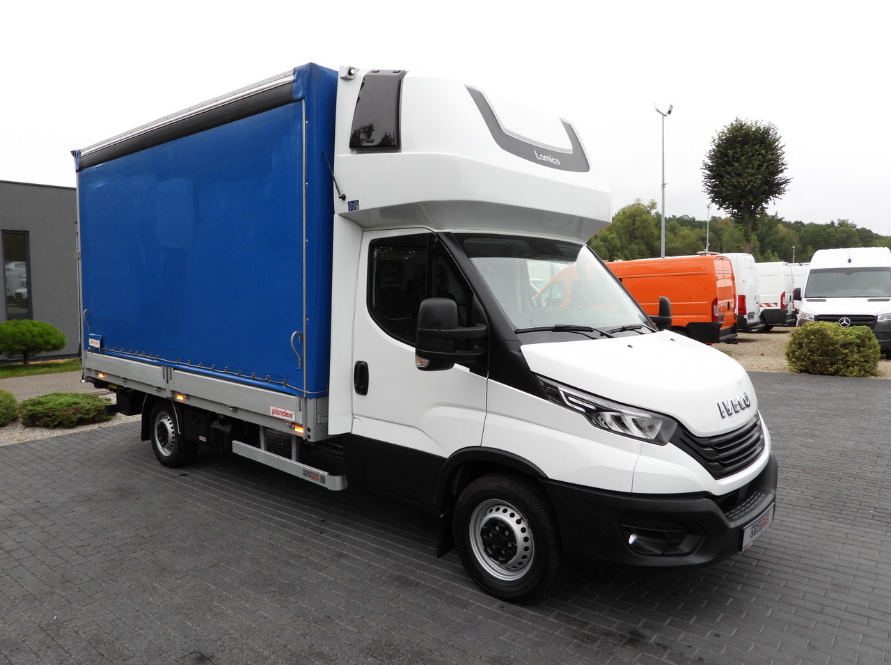 IVECO DAILY 35S18 TARPAULIN LIFT 8 PALLETS WEBASTO CRUISE CONTROL LED LIGHTS AIR CONDITIONING 180HP - Tentinis mikroautobusas: foto 4 IVECO DAILY 35S18 TARPAULIN LIFT 8 PALLETS WEBASTO CRUISE CONTROL LED LIGHTS AIR CONDITIONING 180HP - Tentinis mikroautobusas: foto 4