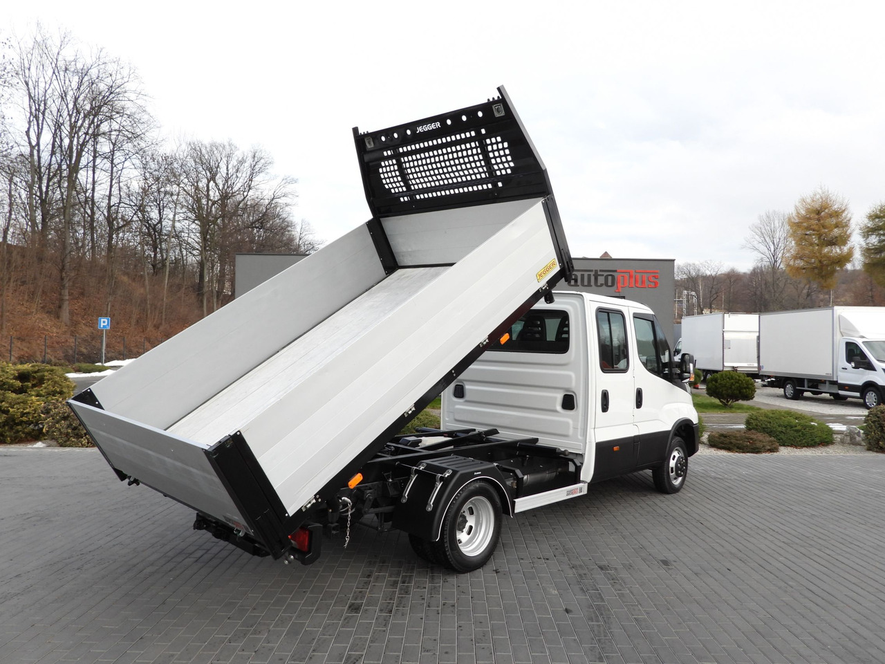 IVECO DAILY 50C16 THREE-WAY TIPPER DOUBLE CABIN DOKA 6 SEATS CRUISE CONTROL PNEUMATICS TWIN WHEELS AIR CONDITIONING 160HP - Mažas savivartis: foto 3 IVECO DAILY 50C16 THREE-WAY TIPPER DOUBLE CABIN DOKA 6 SEATS CRUISE CONTROL PNEUMATICS TWIN WHEELS AIR CONDITIONING 160HP - Mažas savivartis: foto 3