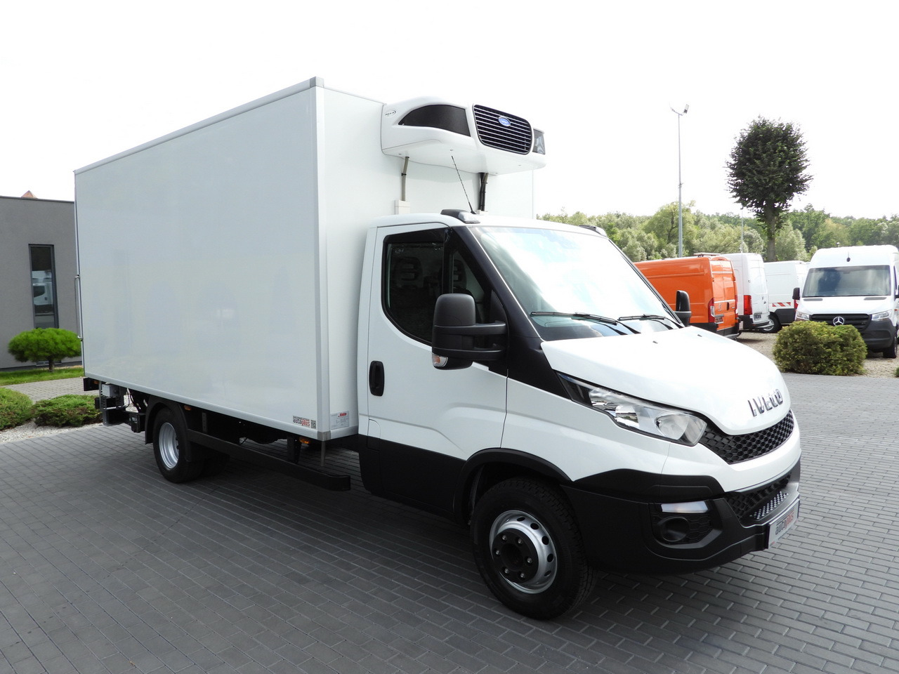 IVECO DAILY 70C17 REFRIGERATOR 1*C LIFT 10 PALLETS POWER SUPPLY 230V CRUISE CONTROL AIR CONDITIONING PNEUMATICS AUTOMATIC TRANSMISSION HI-MATIC TWIN WHEELS  170HP - Refrižeratorius sunkvežimis: foto 4 IVECO DAILY 70C17 REFRIGERATOR 1*C LIFT 10 PALLETS POWER SUPPLY 230V CRUISE CONTROL AIR CONDITIONING PNEUMATICS AUTOMATIC TRANSMISSION HI-MATIC TWIN WHEELS  170HP - Refrižeratorius sunkvežimis: foto 4
