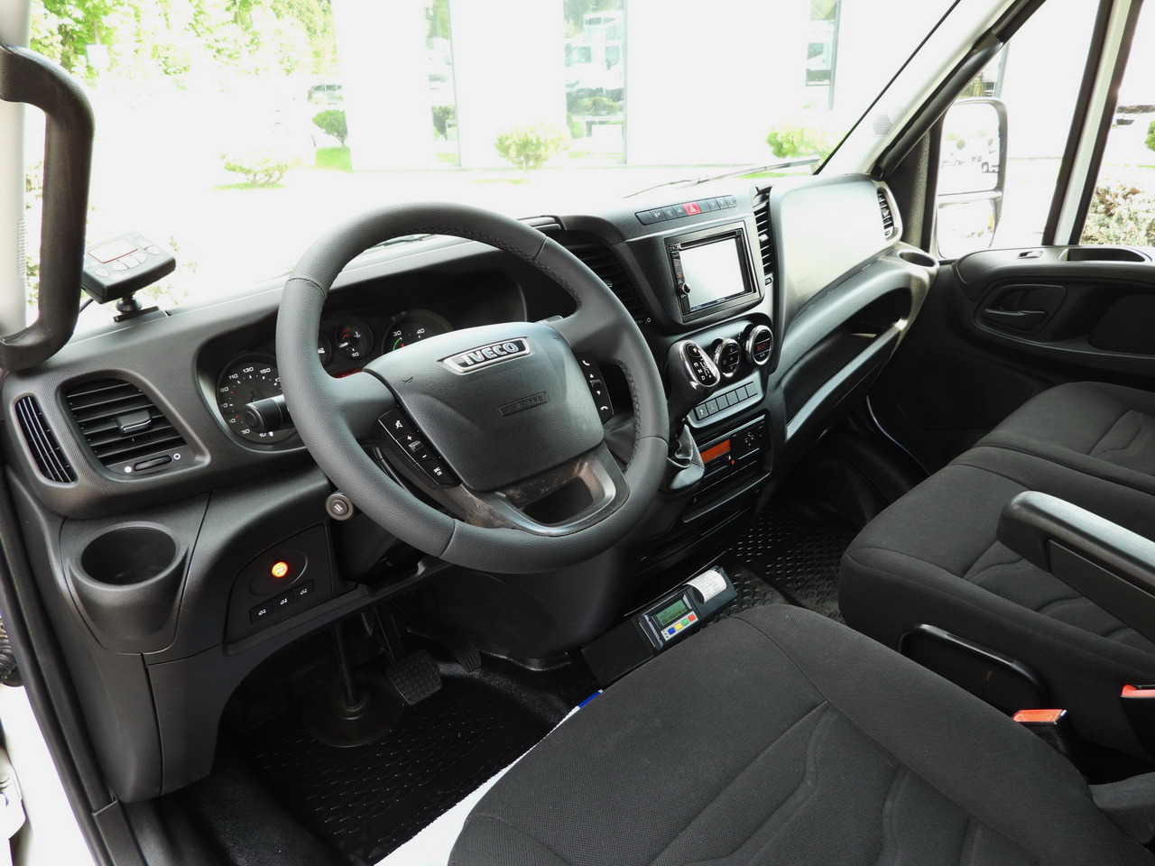 IVECO DAILY 70C17 REFRIGERATOR 1*C LIFT 10 PALLETS POWER SUPPLY 230V CRUISE CONTROL AIR CONDITIONING PNEUMATICS AUTOMATIC TRANSMISSION HI-MATIC TWIN WHEELS 170HP - Refrižeratorius sunkvežimis: foto 2 IVECO DAILY 70C17 REFRIGERATOR 1*C LIFT 10 PALLETS POWER SUPPLY 230V CRUISE CONTROL AIR CONDITIONING PNEUMATICS AUTOMATIC TRANSMISSION HI-MATIC TWIN WHEELS 170HP - Refrižeratorius sunkvežimis: foto 2