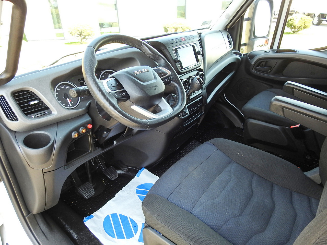 IVECO DAILY 70C18 BOX LIFT 14 PALLETS WEBASTO CRUISE CONTROL NAVIGATION LED LIGHTS TWIN WHEELS AIR CONDITIONING 180HP - Furgonas su krovinių dėže: foto 2 IVECO DAILY 70C18 BOX LIFT 14 PALLETS WEBASTO CRUISE CONTROL NAVIGATION LED LIGHTS TWIN WHEELS AIR CONDITIONING 180HP - Furgonas su krovinių dėže: foto 2