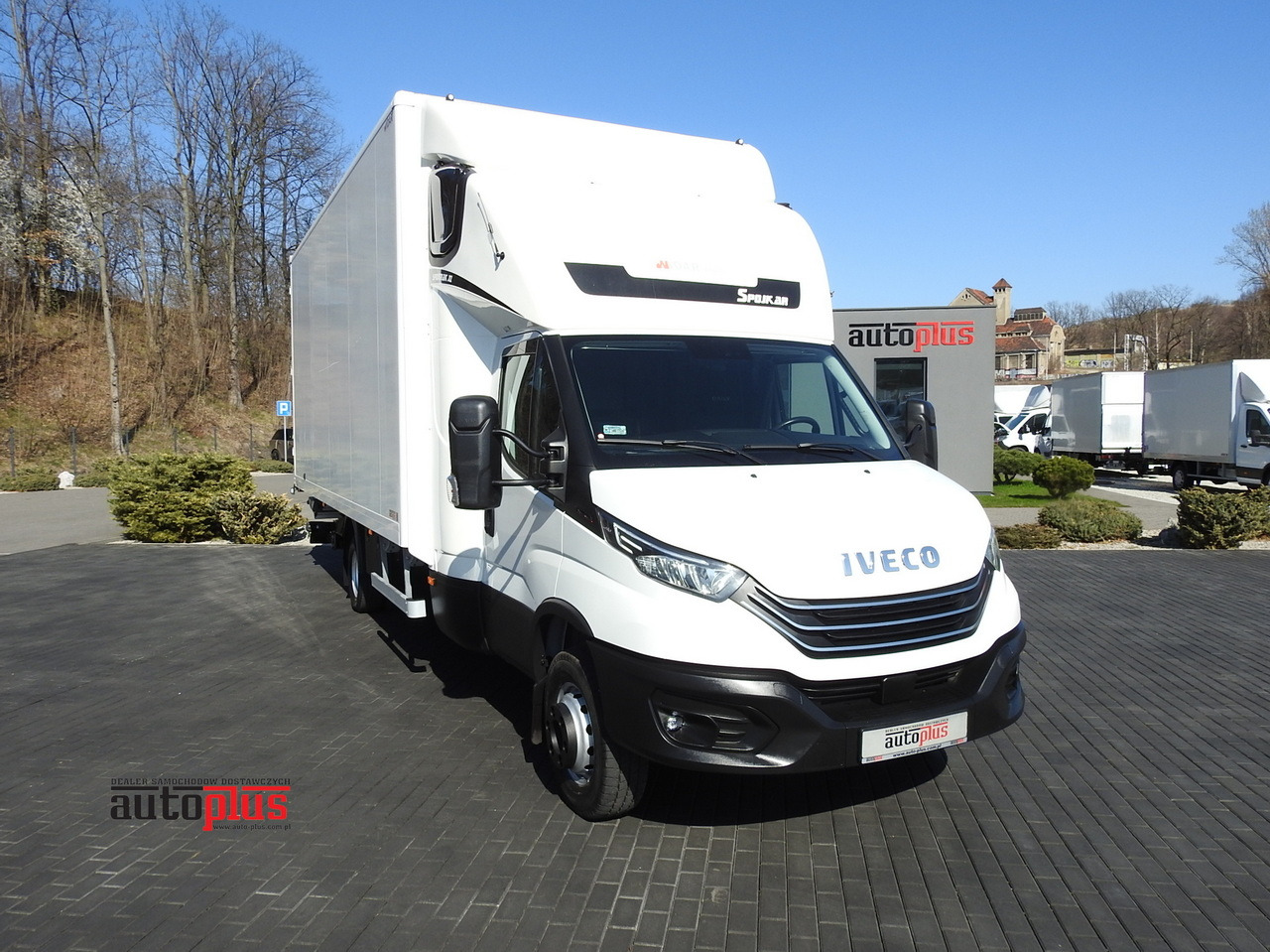 IVECO DAILY 70C18 BOX LIFT 14 PALLETS WEBASTO CRUISE CONTROL NAVIGATION LED LIGHTS TWIN WHEELS AIR CONDITIONING 180HP - Furgonas su krovinių dėže: foto 1 IVECO DAILY 70C18 BOX LIFT 14 PALLETS WEBASTO CRUISE CONTROL NAVIGATION LED LIGHTS TWIN WHEELS AIR CONDITIONING 180HP - Furgonas su krovinių dėže: foto 1