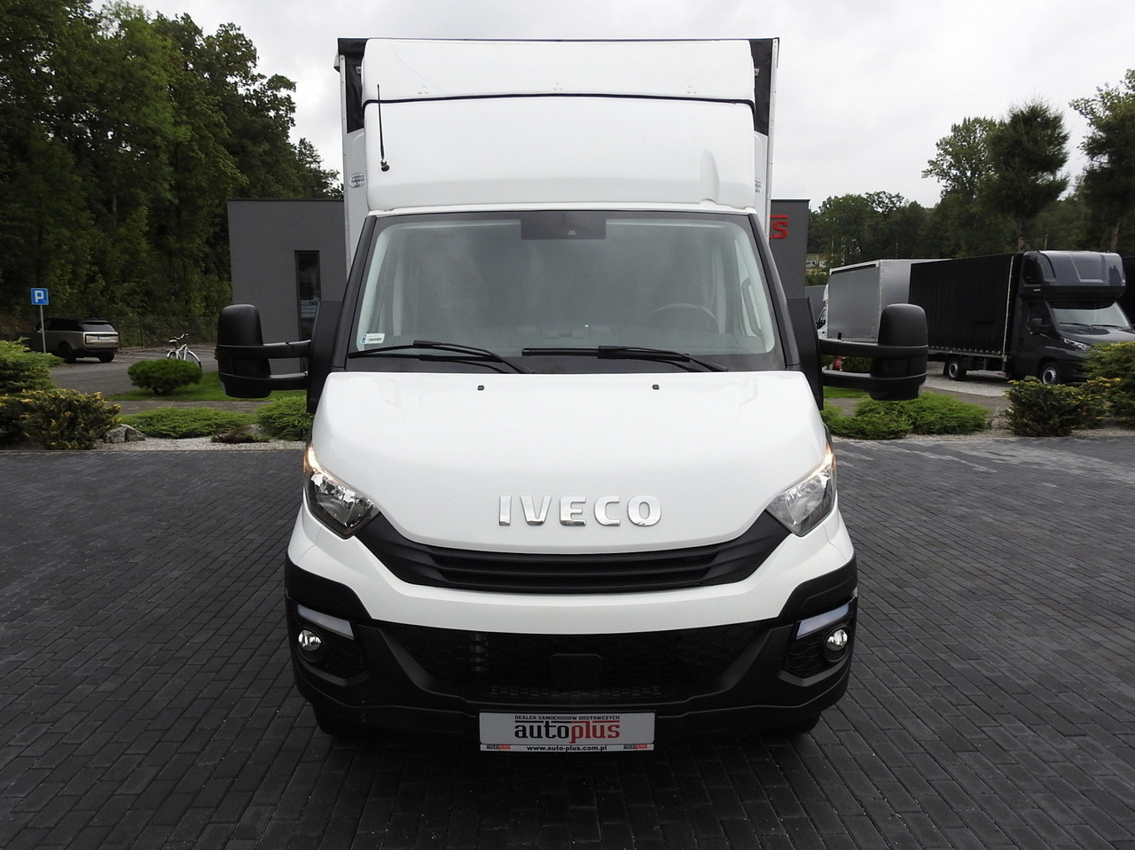 IVECO DAILY 70C18 TARPAULIN LIFT 12 PALLETS WEBASTO CRUISE CONTROL TWIN WHEELS AIR CONDITIONING 180HP - Tentinis mikroautobusas: foto 5 IVECO DAILY 70C18 TARPAULIN LIFT 12 PALLETS WEBASTO CRUISE CONTROL TWIN WHEELS AIR CONDITIONING 180HP - Tentinis mikroautobusas: foto 5