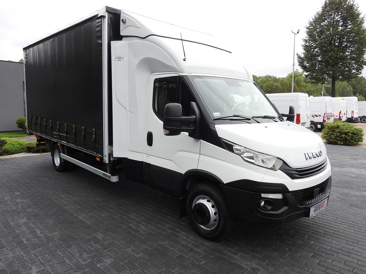 IVECO DAILY 70C18 TARPAULIN LIFT 12 PALLETS WEBASTO CRUISE CONTROL TWIN WHEELS AIR CONDITIONING 180HP - Tentinis mikroautobusas: foto 4 IVECO DAILY 70C18 TARPAULIN LIFT 12 PALLETS WEBASTO CRUISE CONTROL TWIN WHEELS AIR CONDITIONING 180HP - Tentinis mikroautobusas: foto 4