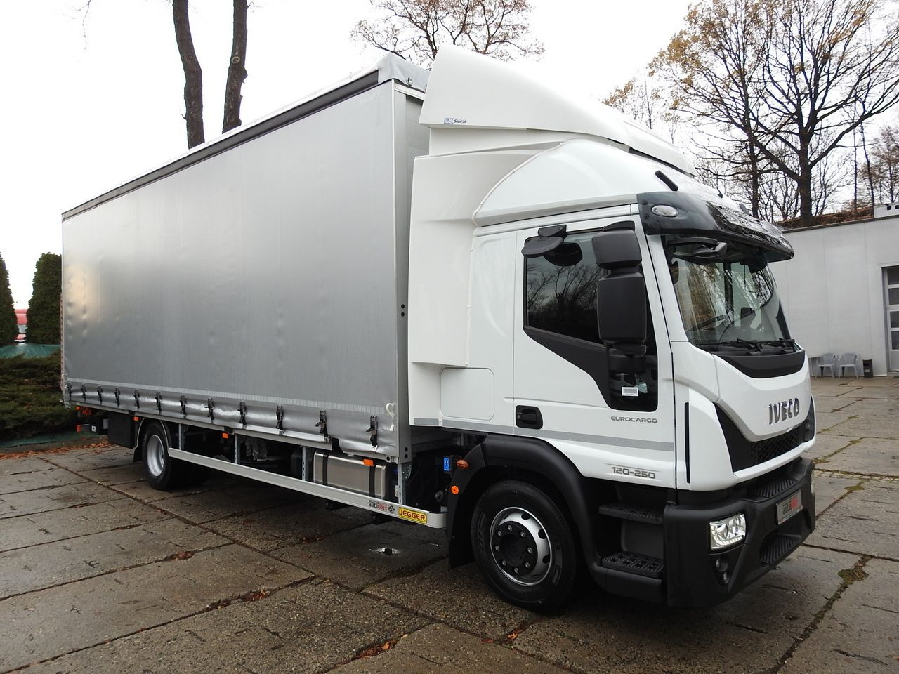 IVECO EUROCARGO 120-250 NEW TARPAULIN LIFT 18 PALLETS WEBASTO CRUISE CONTROL AIR CONDITIONING LED LIGHTS PNEUMATICS AUTOMATIC TRANSMISSION HI-MATIC 250HP - Tentinis mikroautobusas: foto 4 IVECO EUROCARGO 120-250 NEW TARPAULIN LIFT 18 PALLETS WEBASTO CRUISE CONTROL AIR CONDITIONING LED LIGHTS PNEUMATICS AUTOMATIC TRANSMISSION HI-MATIC 250HP - Tentinis mikroautobusas: foto 4