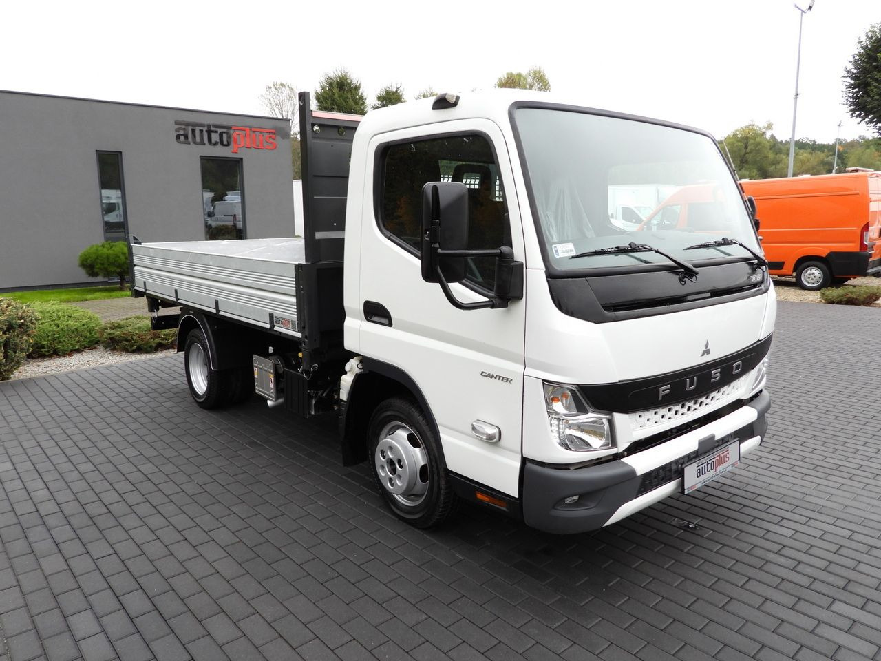 MITSUBISHI CANTER FUSO 3C15 THREE-WAY TIPPER 3 SEATS LED LIGHTS TWIN WHEELS  150HP - Mažas savivartis: foto 4 MITSUBISHI CANTER FUSO 3C15 THREE-WAY TIPPER 3 SEATS LED LIGHTS TWIN WHEELS  150HP - Mažas savivartis: foto 4
