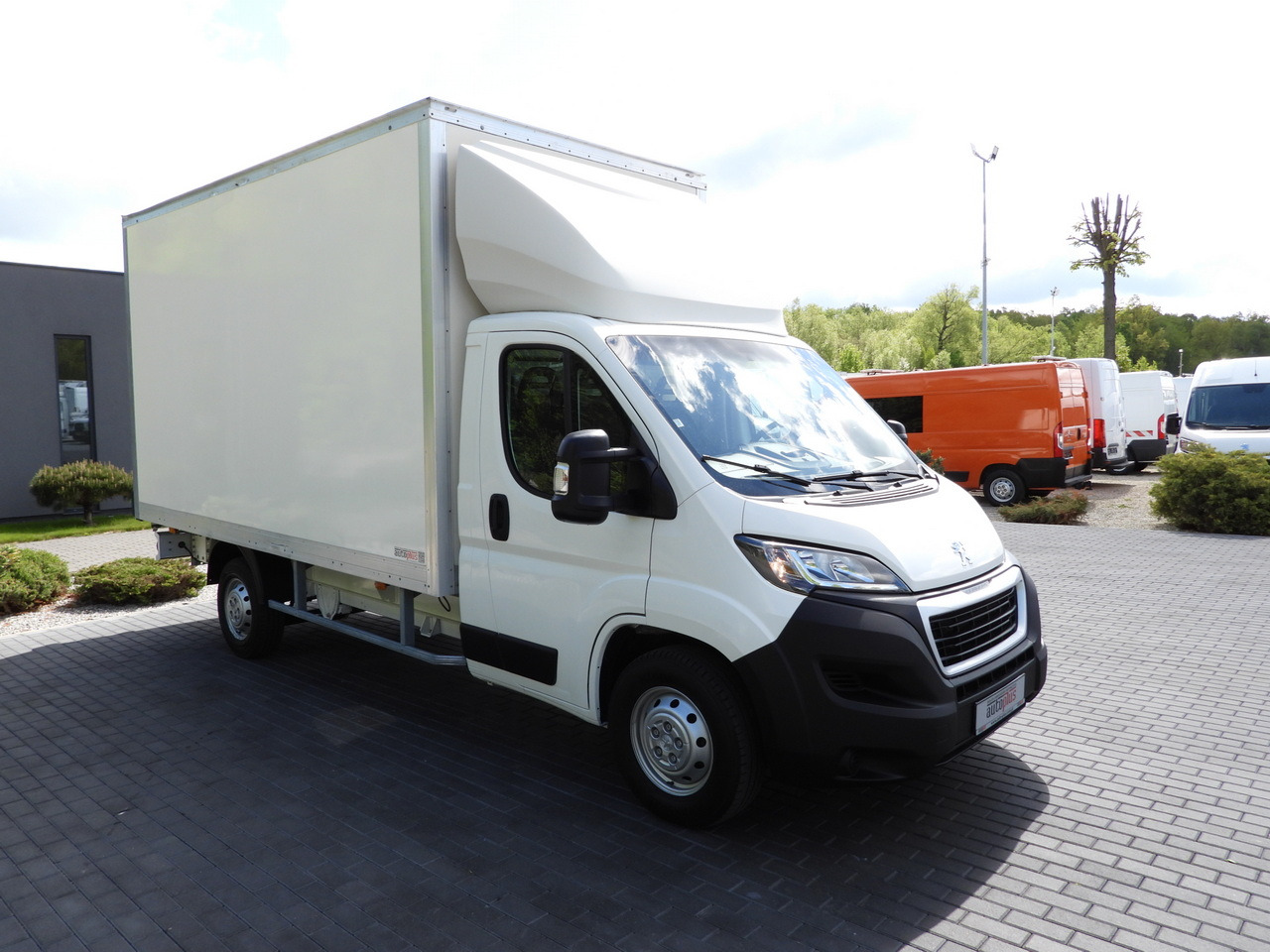 PEUGEOT BOXER BOX 8 PALLETS CRUISE CONTROL AIR CONDITIONING 130HP - Furgonas su krovinių dėže: foto 4 PEUGEOT BOXER BOX 8 PALLETS CRUISE CONTROL AIR CONDITIONING 130HP - Furgonas su krovinių dėže: foto 4