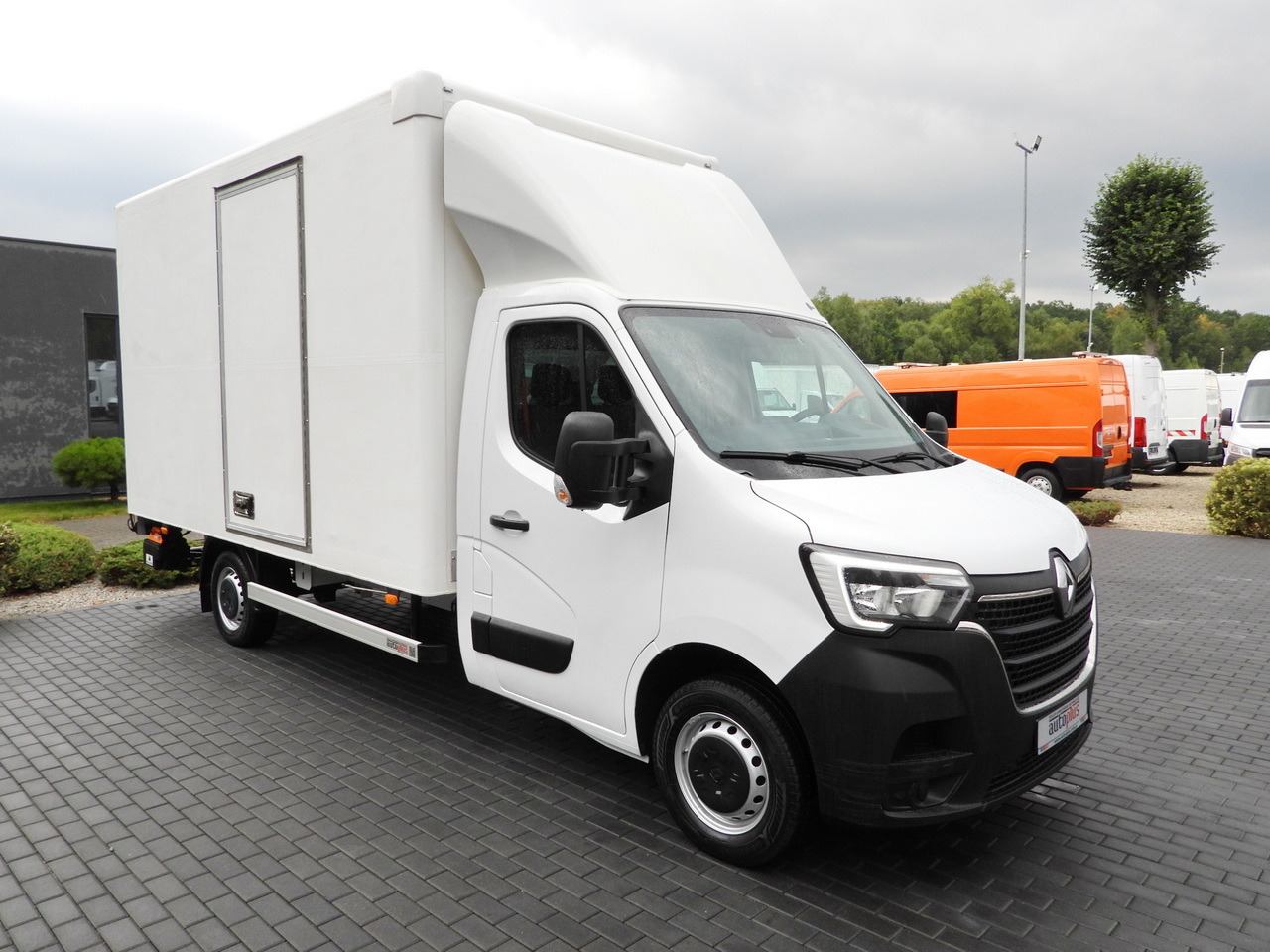 RENAULT MASTER BOX LIFT 8 PALLETS CRUISE CONTROL LED LIGHTS AIR CONDITIONING 145HP - Furgonas su krovinių dėže: foto 4 RENAULT MASTER BOX LIFT 8 PALLETS CRUISE CONTROL LED LIGHTS AIR CONDITIONING 145HP - Furgonas su krovinių dėže: foto 4