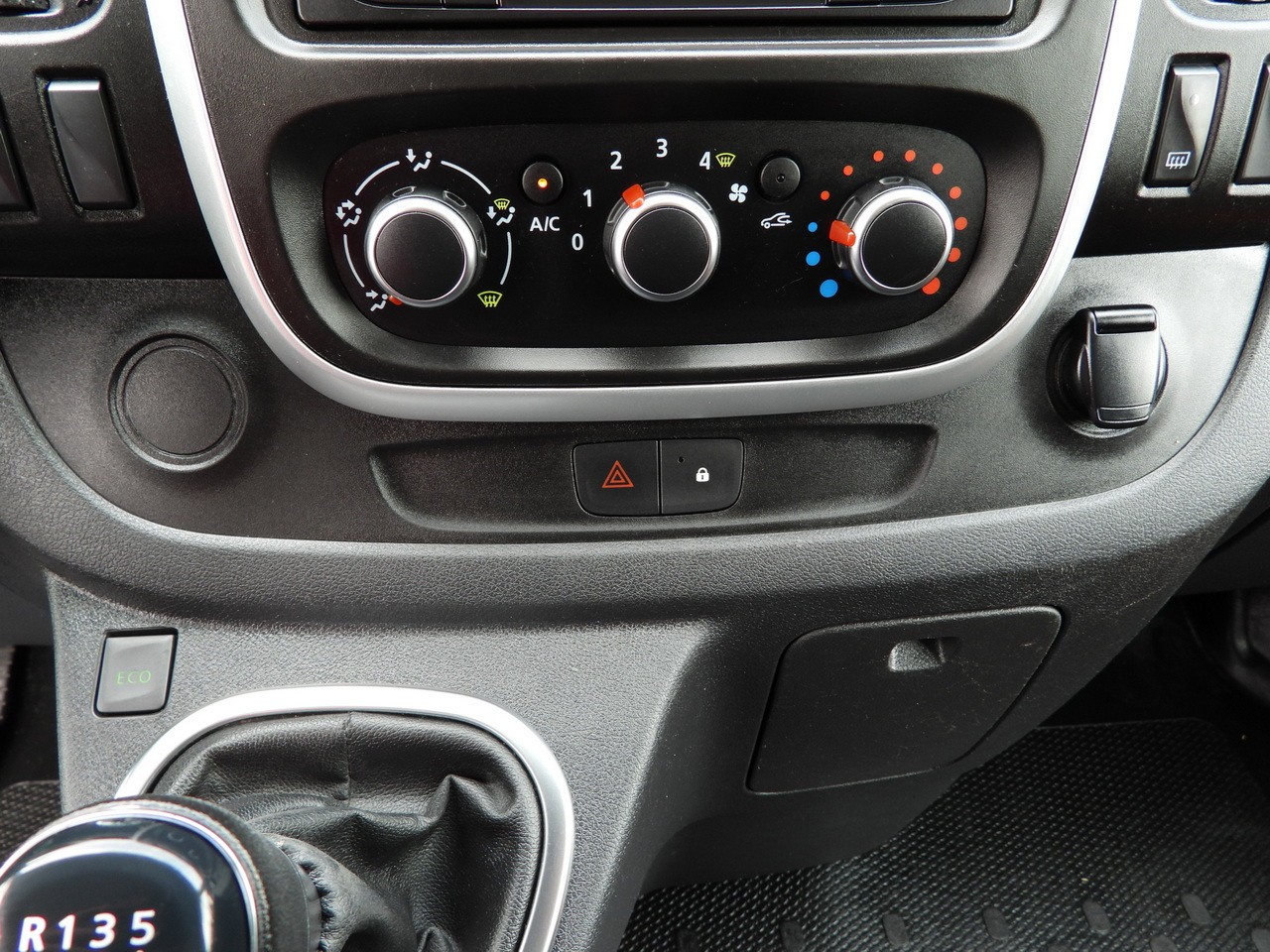 Furgonas šaldytuvas RENAULT TRAFIC  REFRIGERATOR VAN 0*C CRUISE CONTROL LED LIGHTS AIR CONDITIONING  120HP: foto 35