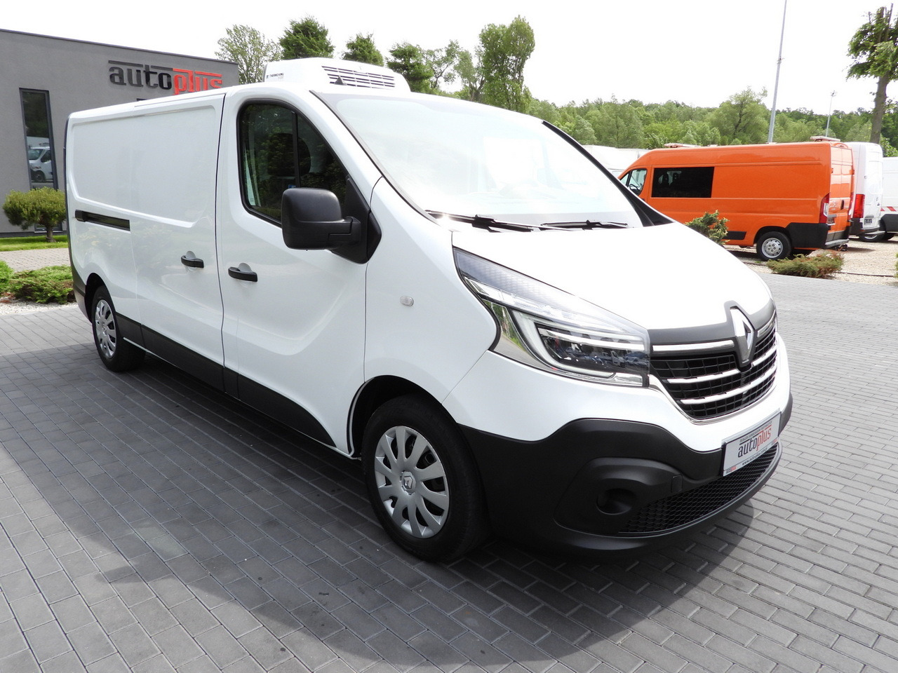 RENAULT TRAFIC REFRIGERATOR VAN 0*C CRUISE CONTROL LED LIGHTS AIR CONDITIONING 120HP - Furgonas šaldytuvas: foto 4 RENAULT TRAFIC REFRIGERATOR VAN 0*C CRUISE CONTROL LED LIGHTS AIR CONDITIONING 120HP - Furgonas šaldytuvas: foto 4