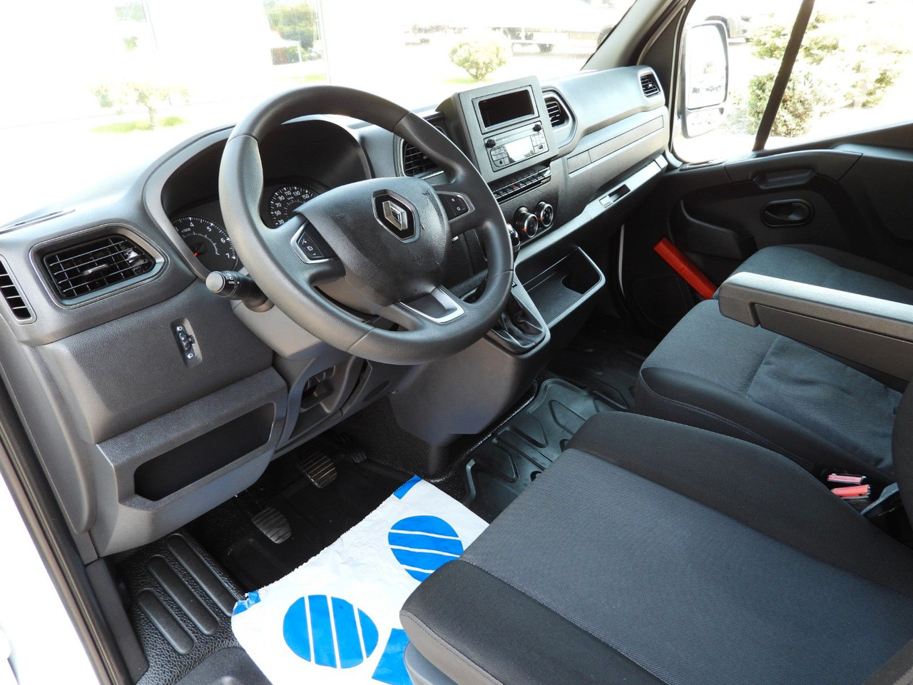 Renault MASTER PRITSCHE PLANE AUFZUG 10 PALETTEN WEBAST - Tentinis mikroautobusas: foto 2 Renault MASTER PRITSCHE PLANE AUFZUG 10 PALETTEN WEBAST - Tentinis mikroautobusas: foto 2