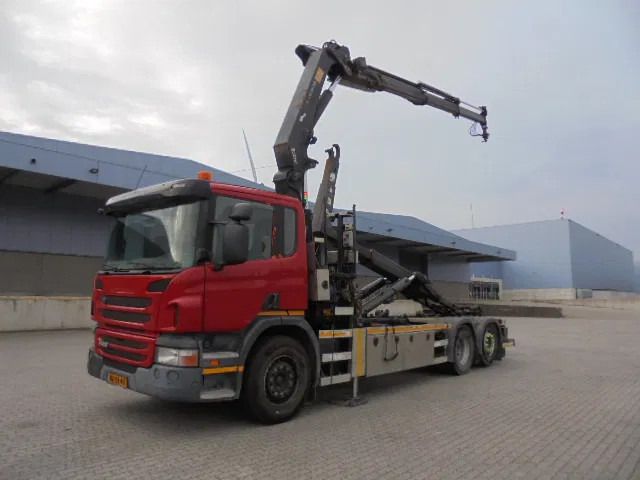 Hook-lift sunkvežimis, Sunkvežimis su kranu Scania P400 6X2: foto 1