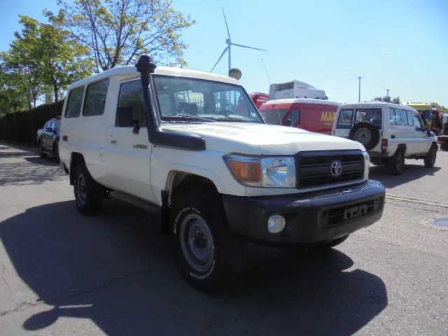 Toyota Land Cruiser HZJ78L 4X4 EXPORT OUTSIDE EU ONLY - Lengvasis automobilis: foto 3 Toyota Land Cruiser HZJ78L 4X4 EXPORT OUTSIDE EU ONLY - Lengvasis automobilis: foto 3