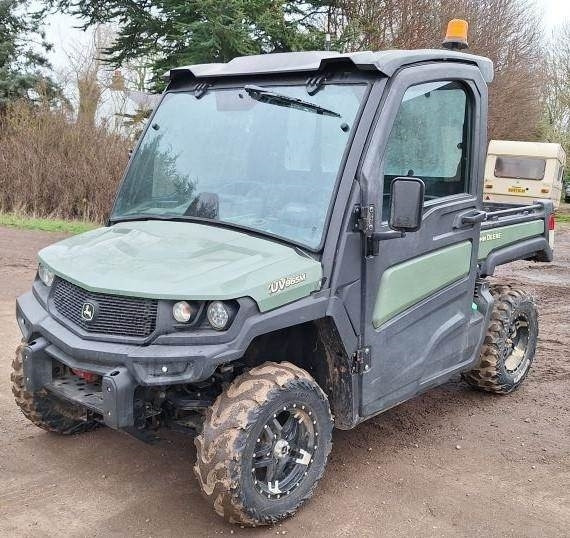 John Deere XUV 865M - Keturratis: foto 1 John Deere XUV 865M - Keturratis: foto 1