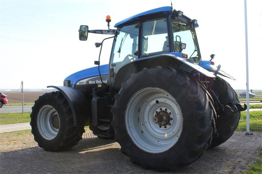 New Holland TM175 - Traktorius: foto 4 New Holland TM175 - Traktorius: foto 4