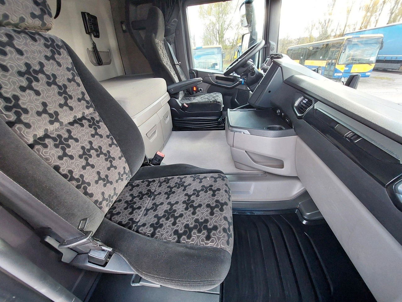 Vilkikas Scania R450 A4X2NB Luft/Luft Hydraulik: foto 21 Vilkikas Scania R450 A4X2NB Luft/Luft Hydraulik: foto 21