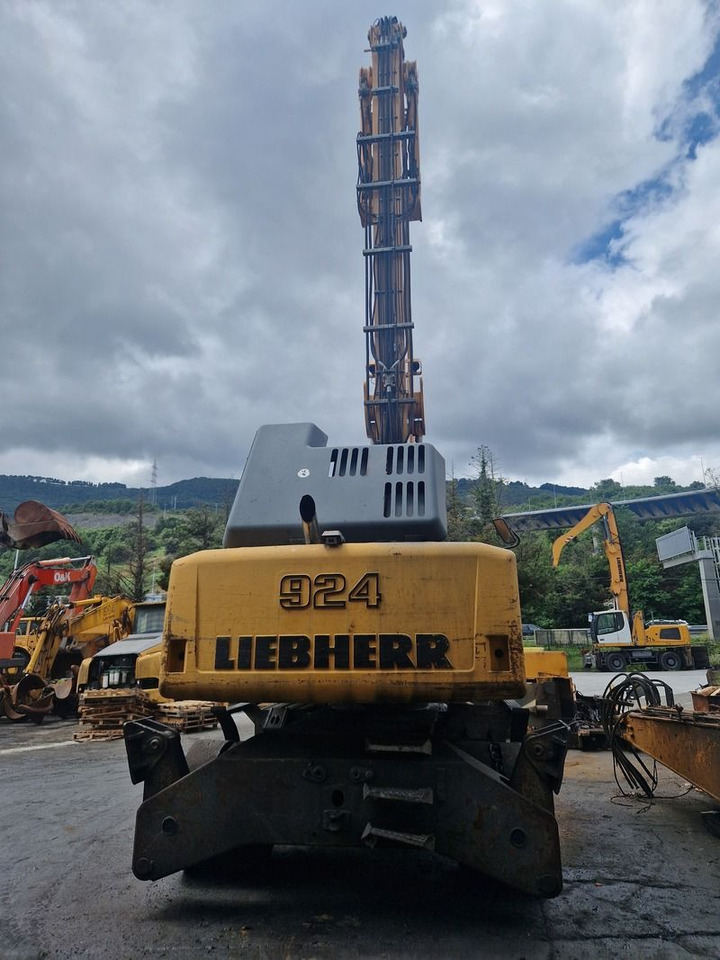 LIEBHERR A924C - Ekskavatorius su ilga strėle: foto 2 LIEBHERR A924C - Ekskavatorius su ilga strėle: foto 2