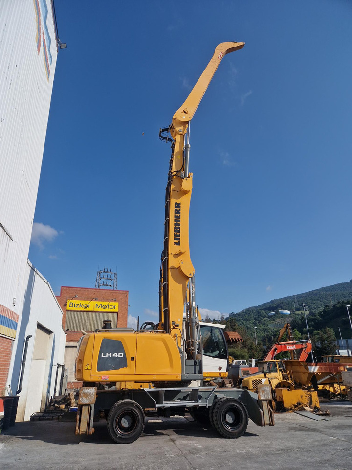 LIEBHERR LH40M - Ekskavatorius su ilga strėle: foto 1 LIEBHERR LH40M - Ekskavatorius su ilga strėle: foto 1