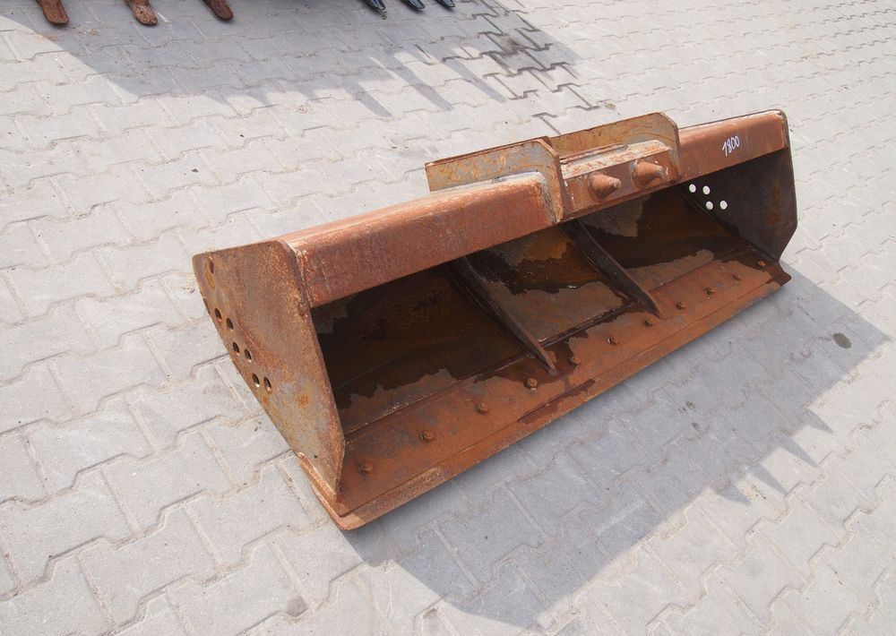 Łyżka skarpowa (skarpówka) Mecalac Mecalac 10, 12 Łyżka skarpowa (skarpówka) 1,8m - Ekskavatoriaus kaušas: foto 1 Łyżka skarpowa (skarpówka) Mecalac Mecalac 10, 12 Łyżka skarpowa (skarpówka) 1,8m - Ekskavatoriaus kaušas: foto 1