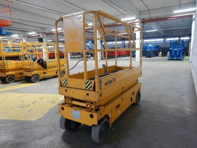 Haulotte Compact 8CU - Žirklinis keltuvas: foto 4 Haulotte Compact 8CU - Žirklinis keltuvas: foto 4