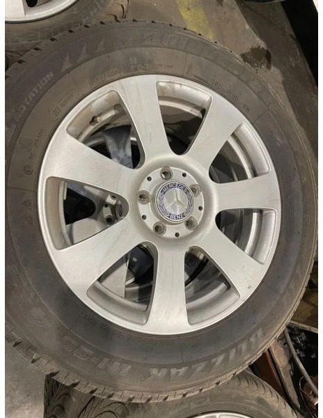 Bridgestone *Mercedes velgen 17 inch met Bridgestone banden*235/60 R17 - Padangos ir ratlankiai - Lengvasis automobilis: foto 2 Bridgestone *Mercedes velgen 17 inch met Bridgestone banden*235/60 R17 - Padangos ir ratlankiai - Lengvasis automobilis: foto 2