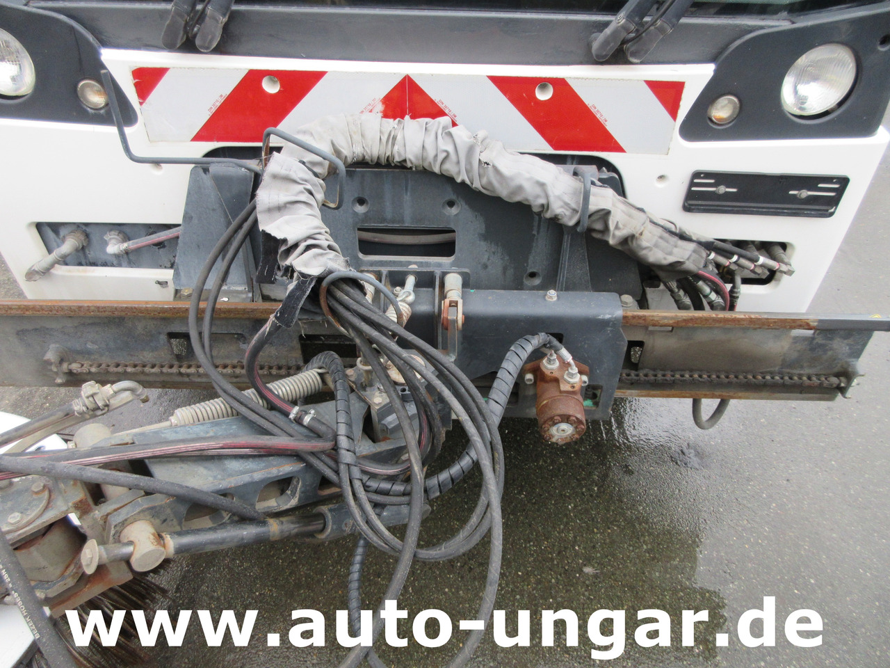 Aebi MFH 5500 Baujahr 2012 Euro 5 Kehrmaschine mit Hochentleerung - Gatvių šlavimo mašina: foto 4 Aebi MFH 5500 Baujahr 2012 Euro 5 Kehrmaschine mit Hochentleerung - Gatvių šlavimo mašina: foto 4