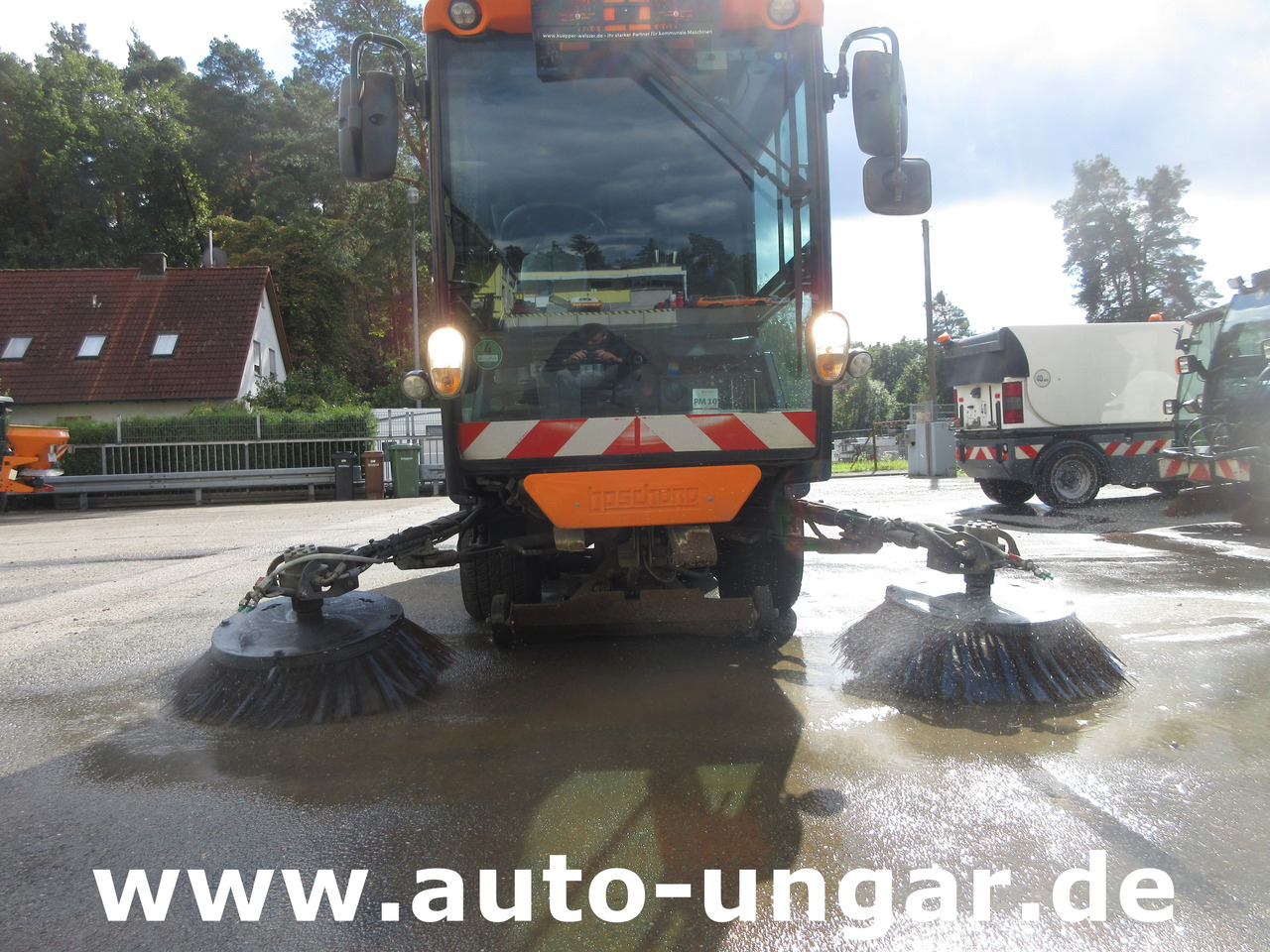 Boschung S2 Küpper-Weisser Kehrmaschine Urban Sweeper 2m³ Knicklenkung 40km/h - Gatvių šlavimo mašina: foto 2 Boschung S2 Küpper-Weisser Kehrmaschine Urban Sweeper 2m³ Knicklenkung 40km/h - Gatvių šlavimo mašina: foto 2