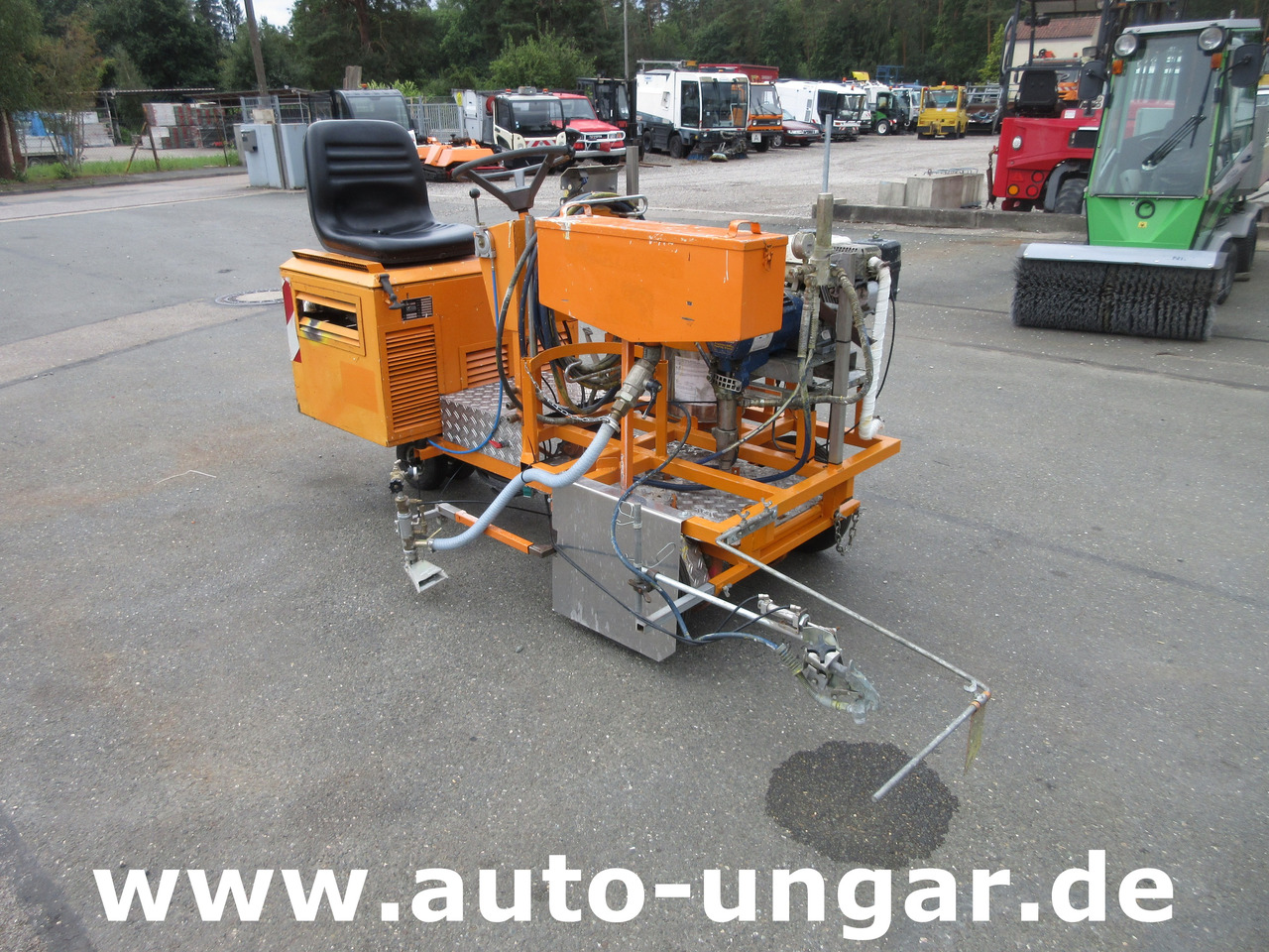 Graco LineLazer II 5900 auf Zindel VarioZet Linedriver Perlstreuer + Airless-Farb-Spritze Hofmann - Asfalto mašina: foto 1 Graco LineLazer II 5900 auf Zindel VarioZet Linedriver Perlstreuer + Airless-Farb-Spritze Hofmann - Asfalto mašina: foto 1