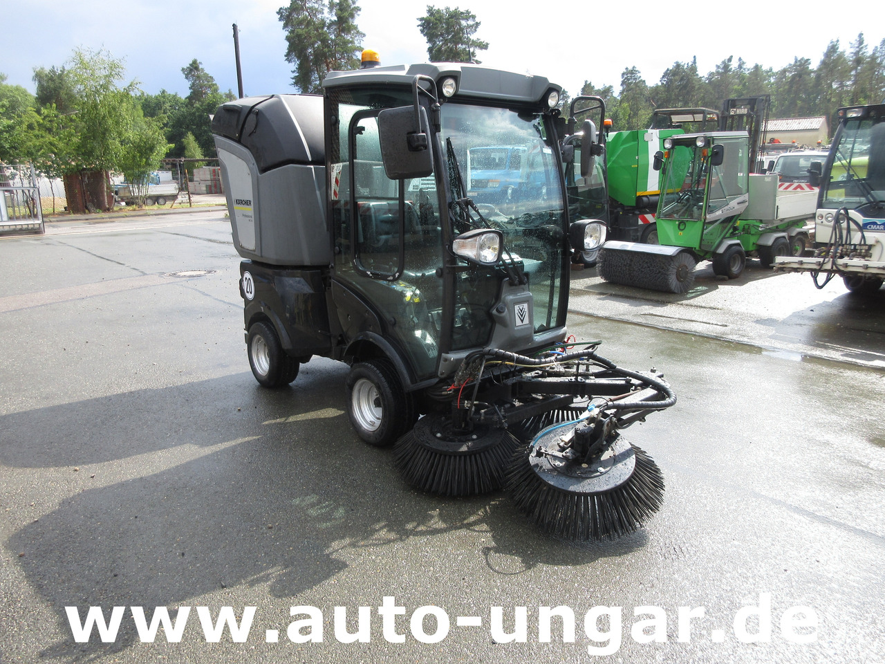 KÄRCHER MC 50 Advanced MIC 50 Professional Kleinkehrmaschine 4x4 Geräteträger - Gatvių šlavimo mašina: foto 1 KÄRCHER MC 50 Advanced MIC 50 Professional Kleinkehrmaschine 4x4 Geräteträger - Gatvių šlavimo mašina: foto 1