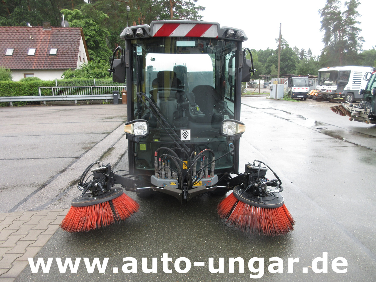 KÄRCHER MC130 Advanced Kehrmaschine Geräteträger 4x4 Kommunalfahrzeug MIC 130 Professional - Gatvių šlavimo mašina: foto 2 KÄRCHER MC130 Advanced Kehrmaschine Geräteträger 4x4 Kommunalfahrzeug MIC 130 Professional - Gatvių šlavimo mašina: foto 2