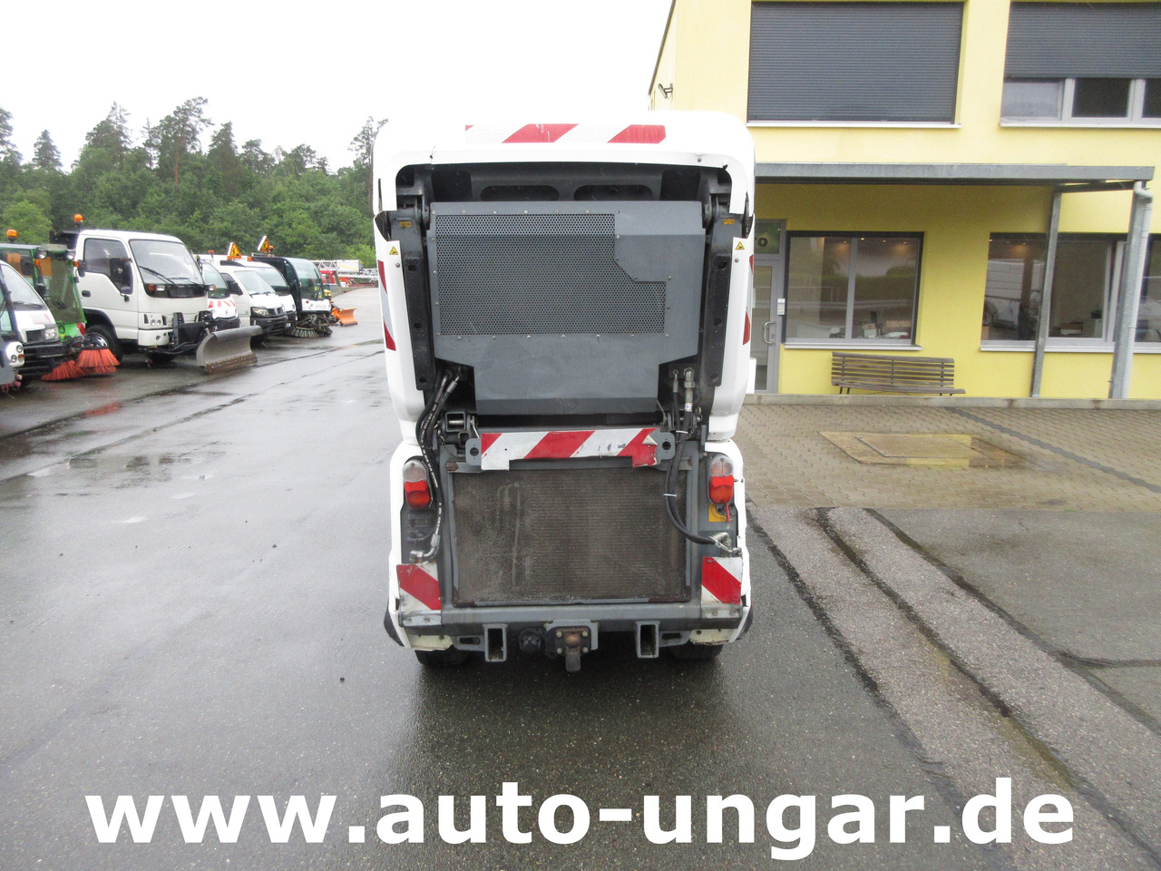 KÄRCHER MC130 Advanced Kehrmaschine Geräteträger 4x4 Kommunalfahrzeug MIC 130 Professional - Gatvių šlavimo mašina: foto 5 KÄRCHER MC130 Advanced Kehrmaschine Geräteträger 4x4 Kommunalfahrzeug MIC 130 Professional - Gatvių šlavimo mašina: foto 5
