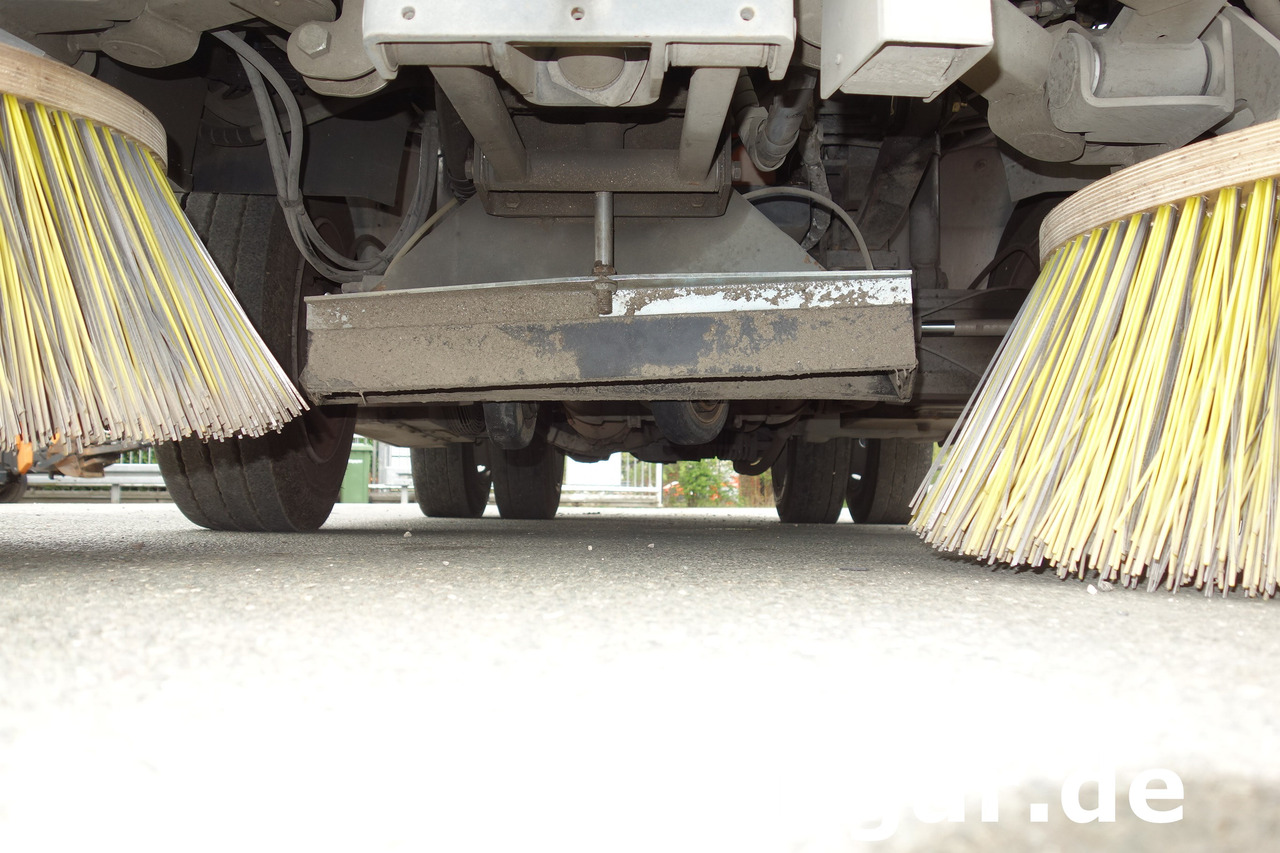 SCHMIDT Cleango 500 EURO 6 Baujahr 2017 Kehrmaschine Straßenkehrmaschine - Gatvių šlavimo mašina: foto 5 SCHMIDT Cleango 500 EURO 6 Baujahr 2017 Kehrmaschine Straßenkehrmaschine - Gatvių šlavimo mašina: foto 5