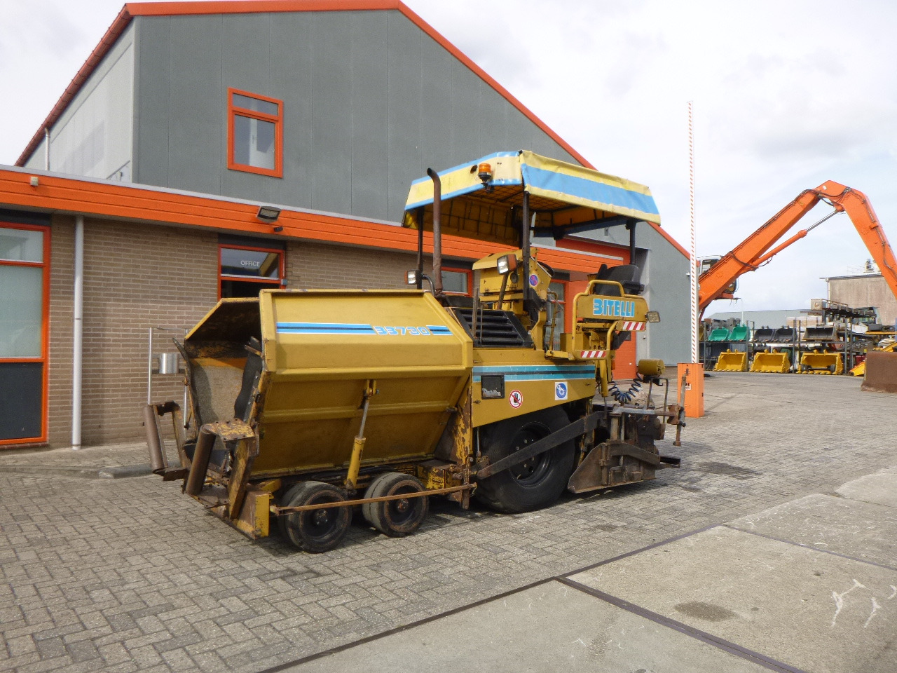 CATERPILLAR BB730 - Asfalto klotuvas: foto 1 CATERPILLAR BB730 - Asfalto klotuvas: foto 1