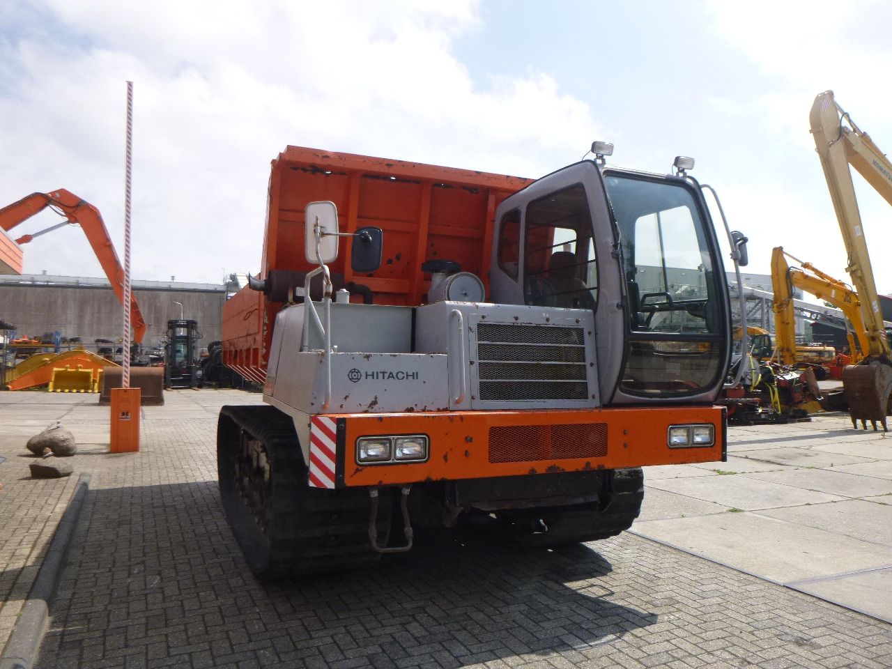 HITACHI CG110D-SC - Vikšrinis savivartis: foto 4 HITACHI CG110D-SC - Vikšrinis savivartis: foto 4