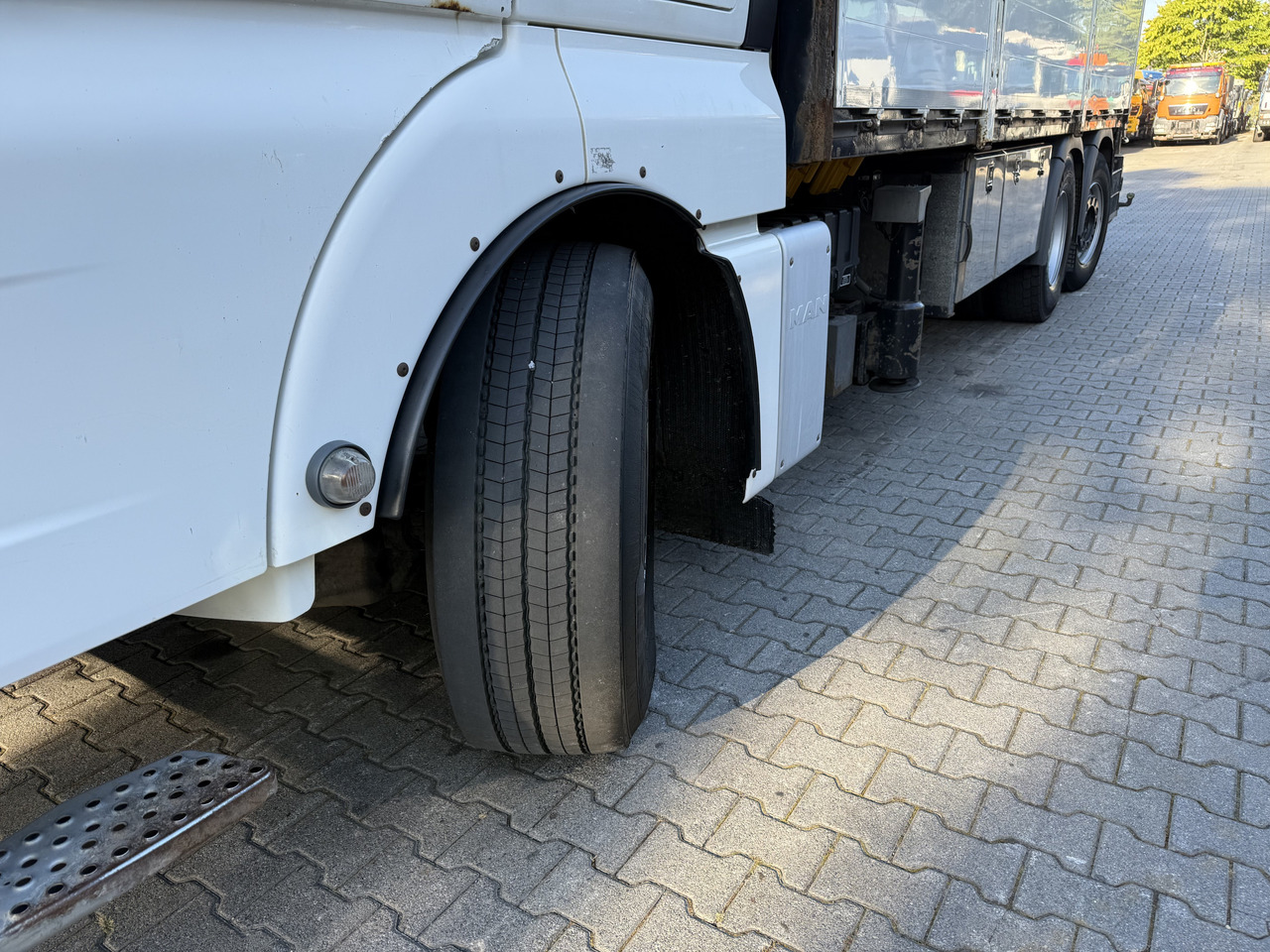 MAN TGX 26.480 6X2 Hiab 422 + Jib + Winde - Platforminis/ Bortinis sunkvežimis, Sunkvežimis su kranu: foto 2 MAN TGX 26.480 6X2 Hiab 422 + Jib + Winde - Platforminis/ Bortinis sunkvežimis, Sunkvežimis su kranu: foto 2